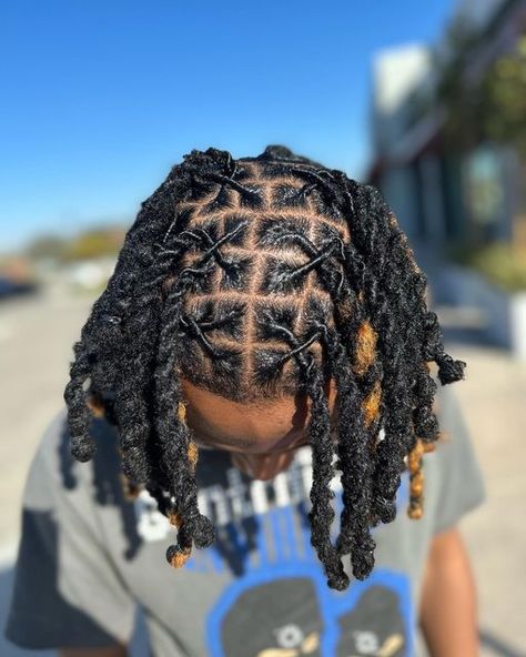 Male Locks Hairstyle, Cross Cross Loc Style, Dreads Ideas Men, Boys Locs Hairstyles, Boys Loc Styles With Fade, Mens Loc Styles Medium, Loc Twist Styles Men, Short Locs For Men, Male Loc Hairstyles