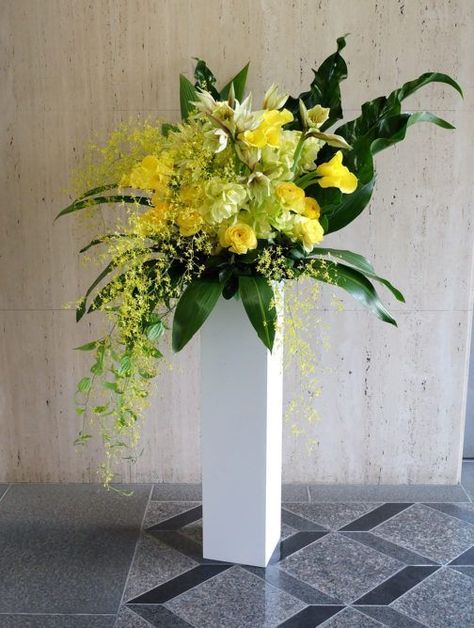 Diy Patio Garden, Wedding Flower Arrangements Church, Hotel Flower Arrangements, Yellow Flower Arrangements, Purple Flower Arrangements, Tall Flower Arrangements, Arreglos Ikebana, Garden Landscaping Ideas, Tropical Flower Arrangements