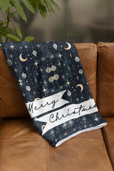 Transformez votre espace de vacances avec cette couverture de Noël étoilée ! Doté d'un superbe design bleu marine et or orné d'ornements célestes, d'étoiles et de lunes, ce jeté respire l'élégance et la chaleur. Idéale pour embellir votre décoration hivernale ou comme cadeau attentionné pour vos proches, cette couverture ajoute une touche de magie à n'importe quel décor. Fabriquée à partir de matériaux de haute qualité, elle est ultra douce et confortable, idéale pour se blottir les nuits fraîches. Célébrez les fêtes de fin d'année avec style et faites briller votre maison avec ce jeté des Fêtes sophistiqué et enchanteur. Disponible en trois dimensions : 30 x 40 po, 50 x 60 po. et 60 x 80 po. NB ! En raison des variations dans le processus de production, les couvertures peuvent arriver jus