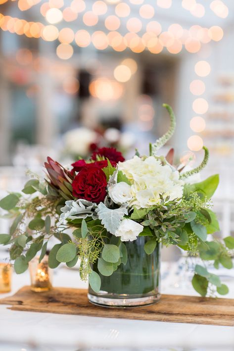 Small Red Floral Centerpieces, Maroon And White Floral Centerpieces, Small Red Centerpieces, Cranberry Centerpiece Wedding, Wedding Table Centerpieces Summer, Low Floral Centerpieces Simple, Red White Table Decorations, Red And White Table Centerpieces, Red White Green Floral Centerpieces