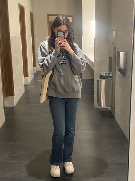 Hoodie And Bootcut Jeans Outfit, Sweatshirt And Flare Jeans, Bootcut Jeans Aesthetic, Bootcut Jeans Outfit Aesthetic, Bootcut Jeans Outfit Casual, Air Forces Outfits, Air Force Outfit, Bootcut Jeans Outfit, Layering Ideas