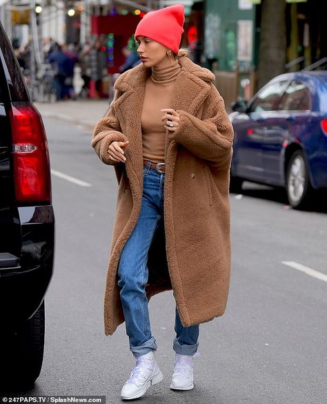 Maxmara Coat, Teddy Coat Outfit, Maeve Reilly, Reformation Jeans, Beanie Outfit, Coat Street Style, Winter Outfits Cold, Streetwear Mode, Winter Mode