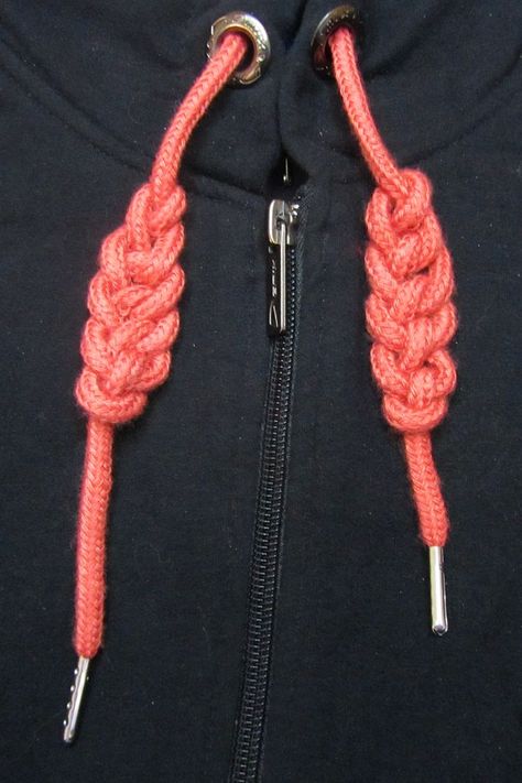 How to Tie Hoodie Strings for beginners. Quick and easy decorative hoodie knots - single strand braid step-by-step video tutorial. How To Tie Your Sweater Strings, Drawstring Tying Hacks, Braided Hoodie Strings, Decorative Hoodie Knots, How To Braid Sweatshirt Ties, Tiring Hoodie Strings, How To Shorten Hoodie Strings, Tying Knots On Hoodie, Knots For Sweatshirt Ties