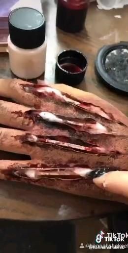 Fredy Krueger Makeup, Halloween Fake Wounds, Fantasia Halloween Terror, Trucco Hallowen, Gore Halloween Costumes, Zombie Costume Women Diy, Scary Makeup Looks Halloween Ideas, Scary Makeup Looks Easy, Scar Wax Makeup Ideas