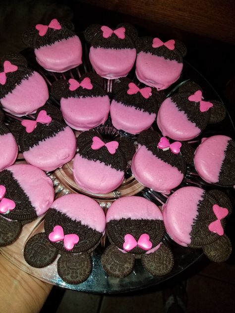 Minnie Mouse Party Treats Dessert Tables, Minnie Mouse 2 Cookies, Diy Minnie Mouse Birthday Party Ideas, Minnie Mouse Shaped Food, Oreo Minnie Mouse Cookies, Minnie Mouse Party Desserts, Pink Minnie Mouse Birthday Party Ideas, Minnie Mouse Finger Foods, Minnie Mouse Chocolate Covered Oreos