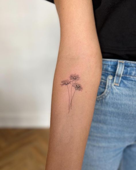 Dainty Tattoos With Meaning Words, Small Daisy Tattoos For Women, Daisy Tattoo Fine Line, Simple Wildflower Tattoo, Fine Line Daisy Tattoo, Gerbera Daisy Tattoo, Dainty Tattoos With Meaning, Daisy Tattoo Ideas, Small Daisy Tattoo