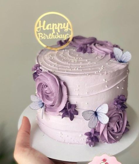 Butterfly Flower Cake Ideas, Birthday Cake Purple Flowers, Lilac Cakes Birthday Aesthetic, White Chocolate Cake Design, Butterfly Cake Ideas Birthdays Simple, Birthday Cake Flowers Elegant, Purple Butterfly Cake Birthdays, Beautiful Birthday Cakes For Women Ideas, Light Purple Birthday Cake