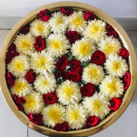 Round Flower Rangoli Design, Urli Bowl Decoration Ideas, Onam Celebration Decoration, Diwali Thali Decoration Ideas, Onam Decoration Ideas, Onam Decor, Urli Decoration Ideas, Urli Decor, Raghavendra Swamy