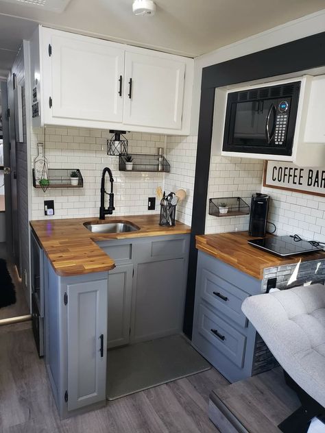 Garage Apartment Kitchen Ideas, Small Garage Conversion Ideas Tiny Homes, Mini Home Renovations, Kitchen Ideas For Tiny House, Tiny House Cabinets, Tiny Basement Kitchen, Mini Kitchens Small Spaces, Small Home Kitchen Ideas Tiny Spaces, Small Kitchen Ideas Studio Apartment