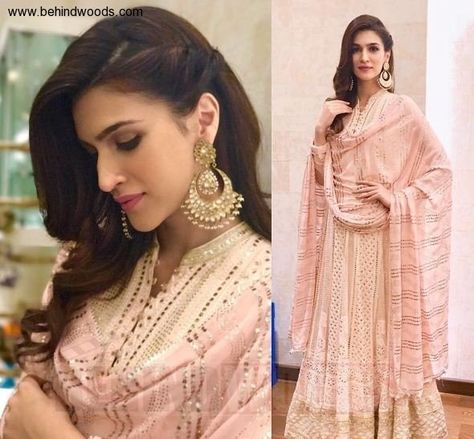 Kriti Sanon Middle Aged Women Hairstyles, Ideas Haircut, Wedge Hairstyles, Haircut Women, Loose Waves Hair, Hair Cute, Popular Haircuts, Funky Hairstyles, Colour Ideas