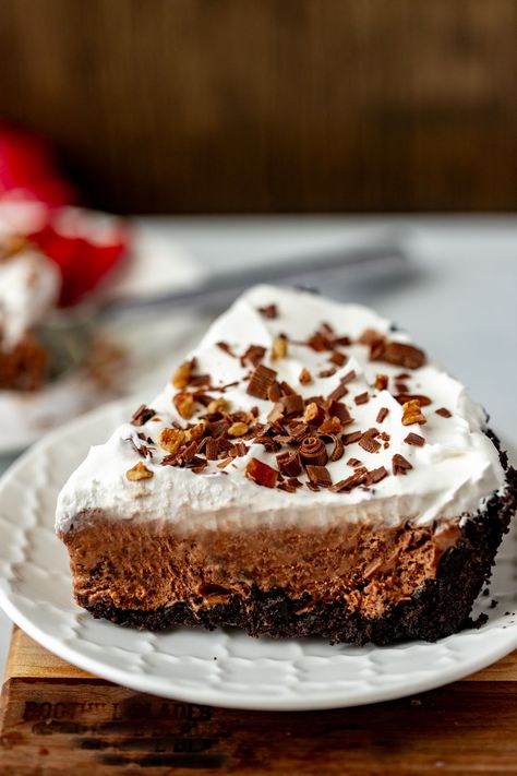 When you need a decadent and refreshing dessert, this recipe for Chocolate Cream Cheese Pie is perfect. It's a luscious, no-bake combination of creamy, rich chocolate and smooth, tangy cream cheese brought together in a buttery chocolate cookie crust. This easy-to-make freezer pie is perfect for spring and summer evenings when you are craving a sweet finish. Freezer Cheesecake, Chocolate Cream Cheese Pie, Frozen Pie Recipes, Freezer Pies, Freezer Pie, Cold Breakfast, Chocolate Cookie Crust, Cream Cheese Pie, Chocolate Pie Recipes