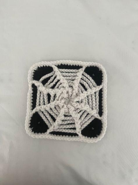 Spooky Granny Square, Halloween Granny Square, Vampire Crochet, Applique Ideas, Halloween Spider Web, Ideas Halloween, Granny Squares, Crochet Ideas, Spider Web