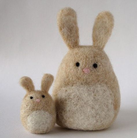 Easy Needle Felting bunny | simple needle felted bunnies how cute i could probably make these ... Diy Laine, Felted Sculpture, Needle Felting Tutorial, Needle Felting Diy, Needle Felted Christmas, Wool Animals, Needle Felting Tutorials, Felt Bunny, Felt Mouse