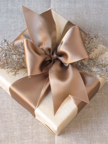 Use what you have and still create a unique presentation with these 12 simple, last minute gift wrapping ideas! Pretty Gift Wrapping Ideas, Elegant Gift Wrapping, Gift Wrapping Techniques, Gift Wrapping Inspiration, Wedding Gift Wrapping, Gifts Wrapping Diy, Gift Wrapper, Unique Gift Wrapping, Creative Gift Wrapping