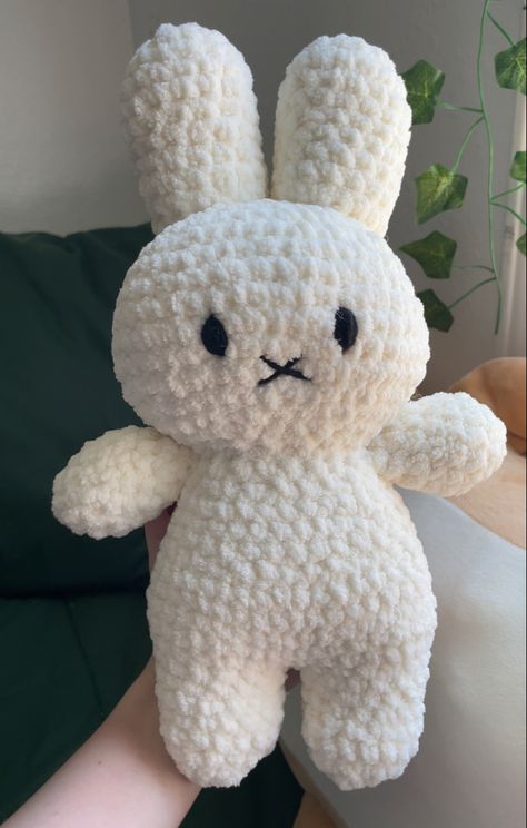 Crochet White Yarn Projects, Crochet Miffy Plushie, Miffy Plush Crochet, Chunky Yarn Crochet Amigurumi, White Crochet Animals, White Crochet Plushies, Crochet Stuff Toy, Crochet White Yarn, Things To Crochet With Fluffy Yarn