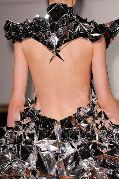 wintourfell:  balenciwanga:  Iris Van Herpen Haute Couture Spring 2013  q’d from my archive x Architectural Fashion, Sonia Delaunay, Origami Fashion, Sculptural Fashion, Geometric Fashion, Textil Design, Iris Van Herpen, Concept Clothing, 3d Fashion