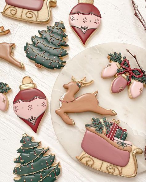 Reindeer Royal Icing Cookies, Sleigh Cookies Decorated, Vintage Christmas Cookies Decorated, Reindeer Cookies Decorated, Christmas Cookies Reindeer, Reindeer Sugar Cookies, Vintage Christmas Cookies, Christmas Cookie Ornaments, Christmas Sugar Cookies Decorated