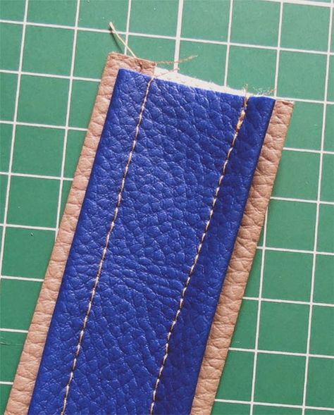 Faux Leather Straps Tutorial Diy Bag Handles, Leather Bag Tutorial, Leather Bag Pattern, Diy Leather Bag, Diy Bags Purses, Sewing Purses, Diy Handbag, Purse Handles, Quilting Studio