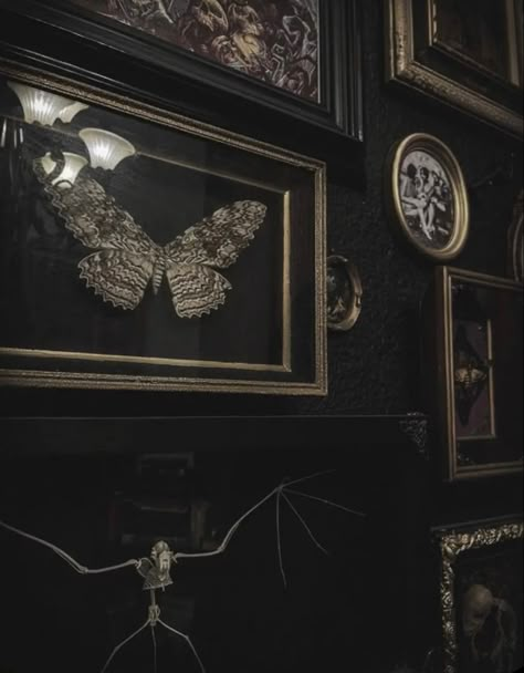 Gothic Home Office, Gothic Victorian Homes, Goth Houses, Moody Home Decor, Gothic Interior, Velvet Chairs, Goth Home Decor, Home Decor Wallpaper, Goth Home