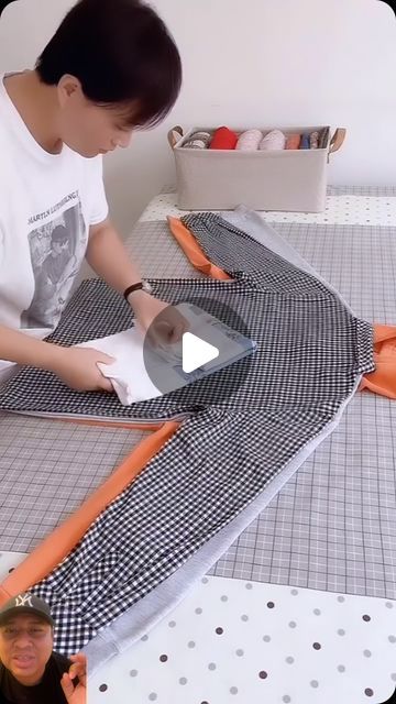 Packing Hacks Clothes, Shirt Folding, Packing Clothes, Clothes Organization Diy, Dresses Aesthetic, Kleidung Diy, Diy Clothes Life Hacks, Everyday Hacks, Folding Clothes