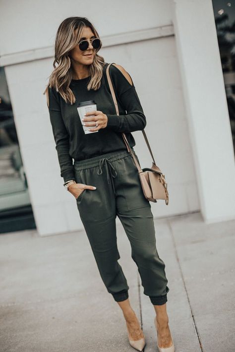 Joggers paired with heels #trendy #fashionista Athleta Joggers Outfit, Joggers Outfit Fall, Green Joggers Outfit, Clothes Checklist, Outfit Jogger, Outfit Jogging, Joggers Outfit Women, Sweatpants Outfits, Jogger Pants Outfit