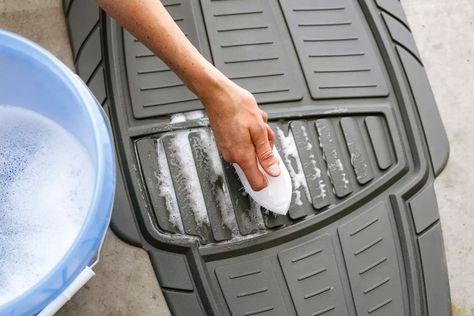 Cleaning Car Mats Rubber, How To Clean Weather Tech Floor Mats, Car Mats Diy, Car Detailing Diy, How To Clean Car, Floor Cleaning Hacks, Clean Car Mats, Vinyl Floor Mats, Plastic Floor Mat