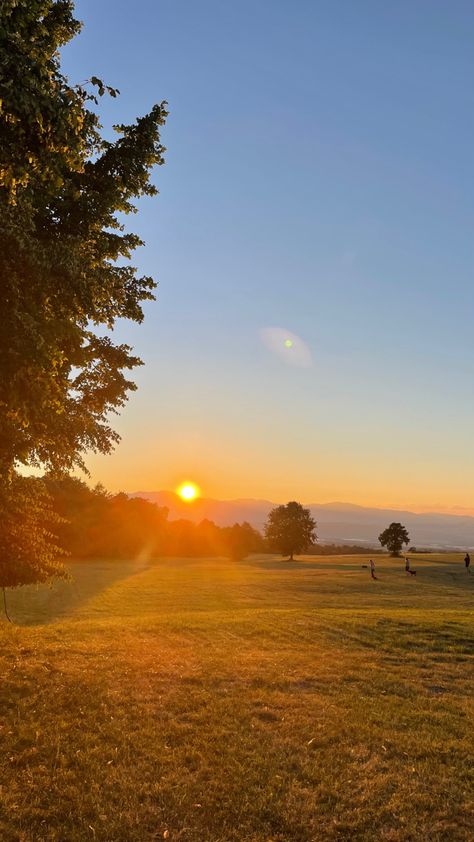 Senery Pic Landscape, Sunset Field Aesthetic, Sunrise House, Country Sunset, Sunrise Nature, Field Wallpaper, Image Nature, Sun Rise, Look At The Sky