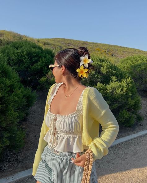 Neighborhood strolls + recent favorites 🫶🏼🌼🌸 — #outfitinspo #simpleoutfits #pinterestoutfits | Instagram Yellow Claw Clip, Claw Clip Flower, Minimal Summer Outfit, Yellow Top Outfit, Beachy Summer Outfits, Yellow Claw, European Summer Outfits, Trends For 2024, Event Outfit