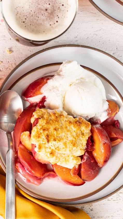 fruit cobbler in a bowl with a scoop of vanilla ice cream Cornmeal Biscuits, Skillet Peach Cobbler, Peach Mousse, Peach Cobbler Ingredients, Infused Recipes, Cobbler Easy, Baked Peach, Southern Desserts, Peach Cobbler Recipe