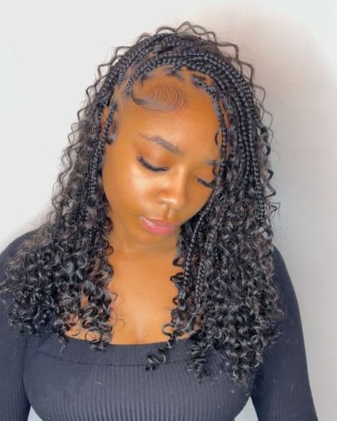 @styledbyarii_ on Instagram: "i think this might be one of my fav braided hairstyles😍😍  BOOK: short shmedium knotless + goddess hair + curly ends  #bobknotlessbraids #bobknotless #knotlessbraids #knotlessbraidslondon #bohobraids #bohobraidslondon #bohemianbraids #bohemianbraidslondon #goddessboxbraids #goddessbraids #londonbraider #braidernearme #holidaybraids #holidayhairstyle #explore #explorepage #fyp #blackgirlmagic #melaninpoppin #styledbyarii_" Knotless Bob Goddess Braids, Holiday Braided Hairstyles, Short Medium Goddess Braids, Knotless Goddess Twists, Styles For Short Boho Knotless Braids, Mid Back Box Braids With Curly Ends, Braided Curly Bob, Shorts Braids With Curls, Medium Bob Boho Knotless Braids