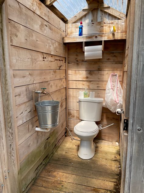 Pretty Outhouse Interiors, Outside Toilet Design, Outhouse Sink Ideas, Simple Outdoor Bathroom, Rustic Outdoor Bathroom Ideas, Outhouse Bathroom Ideas Diy, Cute Outhouse Ideas, Out Houses Toilet Plans, Outdoor Bathrooms Toilet