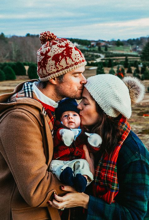 Christmas Photoshoot Ideas, Baby Christmas Photography, Newborn Christmas Photos, Photo Bb, Sarah Vickers, Christmas Baby Pictures, Christmas Family Photoshoot, Family Photos With Baby, Baby Christmas Photos