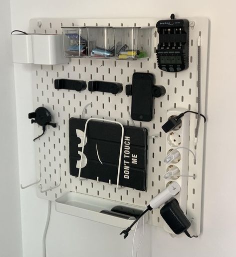 #idea #ideas #storechargers #storebatteries #bchargers #batteries #Ikeaophangbord #ophangbord #Ikea #IkeaSkadis #Skadis Skadis Bedroom, Skadis Office Ideas, Ikea Pegboard Ideas Gaming, Skadis Gaming Setup, Ikea Skadis Office, Skadis Pegboard Hack, Skådis Ikea Hack, Ikea Pegboard Hack, Skadis Ikea Ideas Office