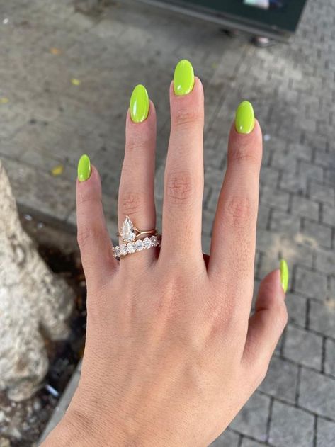 Lime Green nails 💚 Soft Lime Green Nails, Bright Green Gel Nails, Neon Green Yellow Nails, Lime Nails Acrylic, Summer Nails Lime Green, Lime Yellow Nails, Lime Green Chrome Nails, Green Lime Nails, Lime Green Nails Short