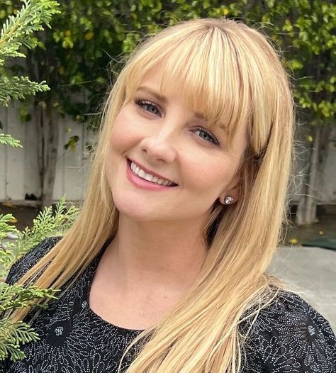 How This “The Big Bang Theory” Star Went From Jobless and Broke to Being Worth $20 Million Bernadette Rostenkowski, Melissa Raunch, Seeking Arrangement, Howard And Bernadette, Melissa Rauch, Classic Actresses, The Big Bang Theory, Haircut And Color, Tv Girls