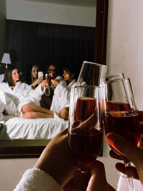 Birthday Photoshoot In Hotel Room, Slumberparty Aesthetic, Bachelorette Party Hotel Room, Girls Pj Party, Hotel Bachelorette Party, Hotel Marketing Design, Girls Slumber Party, Pijama Party, Hotels Around The World