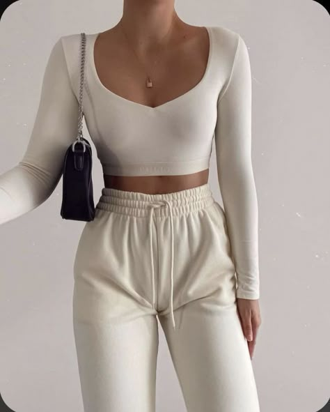 woman wearing neutral comfy cozy lounge wear outfit Lounge Outfit, Causual Outfits, Pinterest Outfits, Teenage Fashion Outfits, Teen Fashion Outfits, Looks Vintage, Comfy Outfits, Cute Casual Outfits, Look Fashion