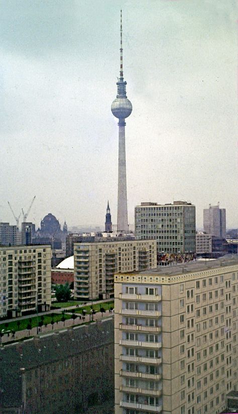 Berlin Skyline, Berlin Street, Brandenburg Gate, West Berlin, East Berlin, Berlin City, European Cities, Japon Illustration, Karl Marx