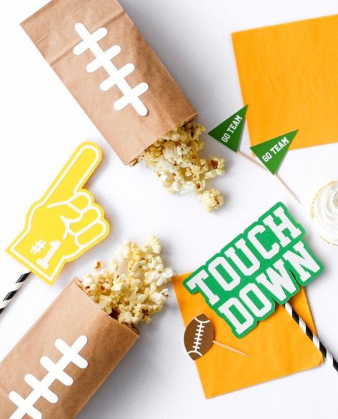 Super Bowl Party Decorations, Football Treat Bags, Super Bowl Invitations, Diy Football Party, American Football Party, Football Centerpieces, Trophy Diy, Superbowl Party Games, Superbowl Party Decorations