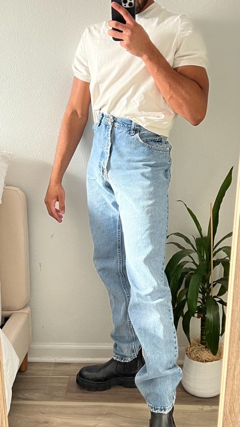 Men High Waisted Jeans, High Waist Jeans Men, High Waisted Jeans Outfit Men, Mens High Waisted Jeans, High Waisted Jeans Men, Aesthetic Jeans Outfit, Texture Shots, Jean Top Outfits, Aesthetic Jeans