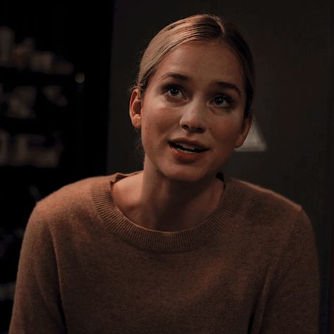 Vanessa Monroe Fnaf, Five Nights At Freddy's Vanessa, Vanessa Fnaf Movie Icon, Fnaf Movie Screenshots, Vanessa Shelly Fnaf, Elizabeth Lail Fnaf, Vanessa Fnaf Icon, Fnaf Movie Vanessa, Vanessa Fnaf Movie