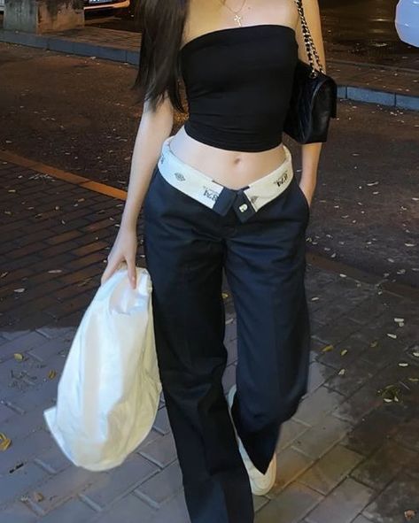 Black Low Wasted Jeans, Black Tube Tops Outfit, Dickies Pants Style, Low Waisted Cargo Outfit, Tube Tops Outfit Aesthetic, Dickies Shirt Outfit Women, Low Waist Loose Jeans Outfit, How To Style Low Waisted Pants, Tube And Pants Outfit