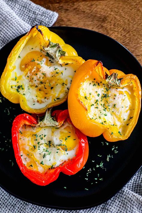 easy delicious #lowcarb #breakfast baked egg pepper cups with tons of cheese! Eggs In Avocado Baked, Bell Pepper Egg Cups, Bell Pepper Eggs, Pepper Egg Cups, Cheese Baked Eggs, Peppers With Goat Cheese, Bacon Egg Bake, Healthy Breakfast Dishes, Baked Omelette