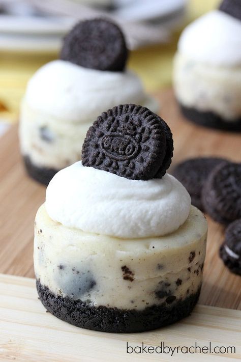 Cookies And Cream Cheesecake, Cheesecake Oreo, Mini Cheesecake Recipes, Cookie Toppings, Bake Recipes, Oreo Recipes, Delectable Desserts, Oreo Dessert, Oreo Cookie