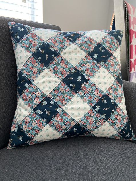 Liberty Winterbourne – Gingham Pillow – Riley Blake Designs Quilted Cushion Covers Ideas, Quilt Patterns For Pillows, Quilted Couch Pillows, Quilted Pillow Patterns Free, Quilt Cushion Covers, Quilted Pillow Case Pattern, Gingham Pillow Case, Quilted Cushion Covers Free Pattern, Quilted Throw Pillow Patterns