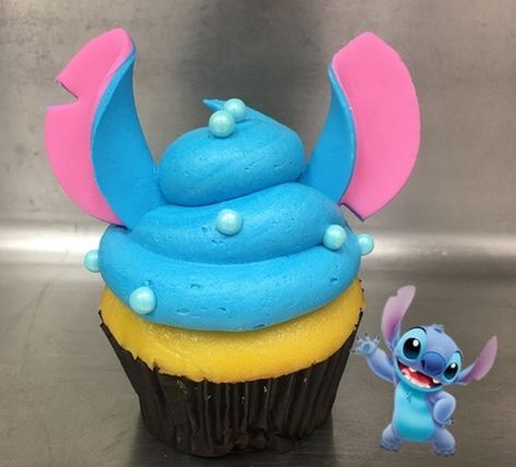 New Stitch Cupcake Is Out Of This World! Cupcake Torte, Lilo And Stitch Cake, Deco Cupcake, Disney Cupcakes, Stitch Cake, Disney Desserts, Disney Treats, Torte Cupcake, Lilo Y Stitch