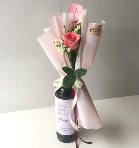 Wine Bouquet Gift, Wine Bottle Box, Wrapped Wine Bottles, Flower Boquet, Diy Bouquet Wrap, Graduation Party Planning, Creative Gift Wraps, Flower Bottle, Wine Gift Baskets