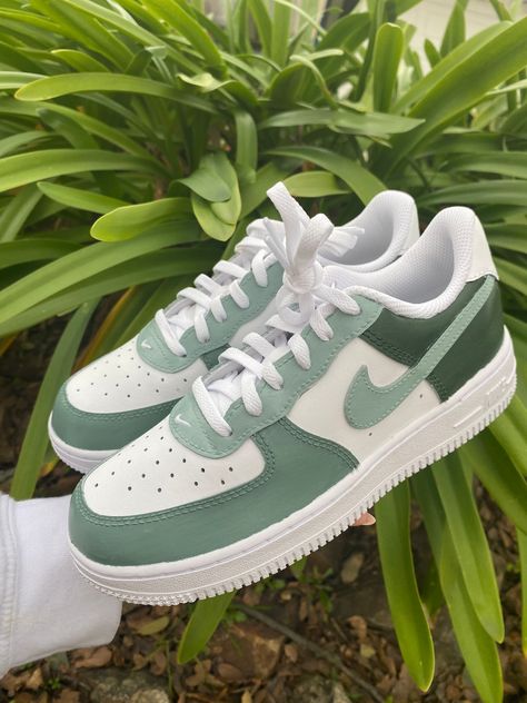 Footwear Aesthetic, Green Nikes, Sneakers Aesthetic, Tie Sneakers, Green Color Block, Pretty Sneakers, Air Force 1s, Preppy Shoes, Baskets Nike