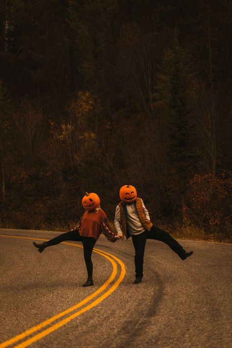 Halloween Picture Ideas Best Friends, Spooky Pumpkin Photoshoot, Funny Pumpkin Head Photoshoot, Cute Pumpkin Head Photoshoot, Spooky Pumpkin Head Photoshoot, Pumpkin Head Photoshoot Poses, Halloween Photoshoot Pumpkin Head, Fall Pumpkin Head Photoshoot, Pumpkin Head Photography