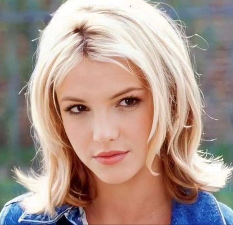 Britney Spears Crossroads Hair, Short Hair 90s Blowout, Britney Spears Short Hair, Young Britney Spears, Britney Spears Hair, 2000s Hair, Hair Tips Video, Blowout Hair, Cute Hairstyles For Short Hair